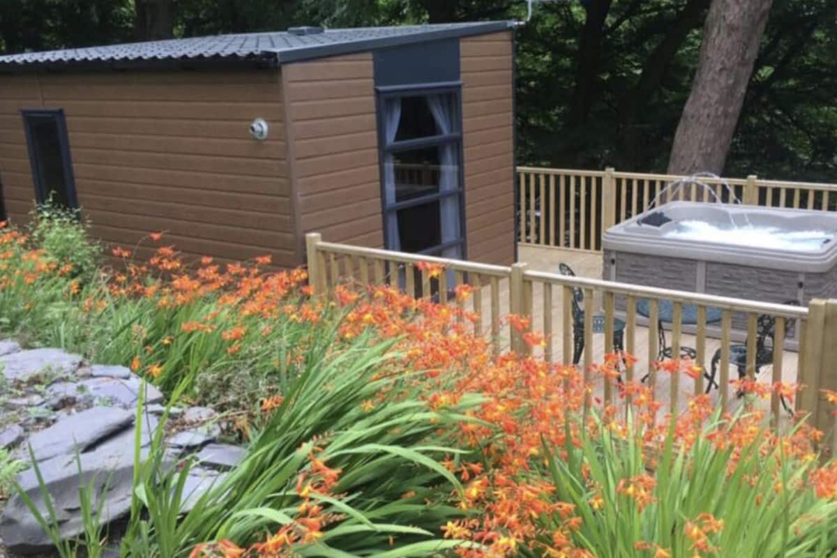 Camping pods with hot tubs | 분사식 욕조
