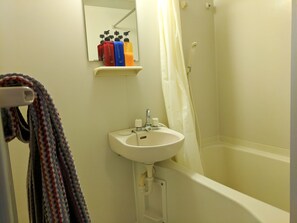 Apartemen (Tecuno, 502) | Kamar mandi | Kombinasi shower/bathtub, bathtub besar,  dan perlengkapan mandi gratis