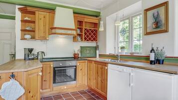 Coffee/tea maker, fridge, stovetop, dishwasher
