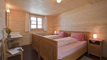 Double Room, Ensuite | Desk, free cots/infant beds, free WiFi, bed sheets