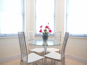Apartment | In-room dining - Devonshire Apartment (Eastbourne)