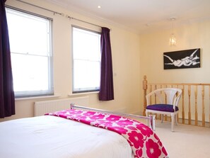 1 habitación, tabla de planchar con plancha y cunas gratuitas