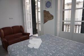 Departamento, 1 habitación, balcón, vista a la ciudad | Tabla de planchar con plancha, wifi gratis y ropa de cama 