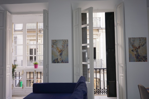 Design loft, 1 queensize bed met slaapbank, balkon, uitzicht op stad | Dineren in de kamer