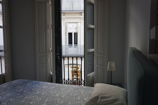 Loft Design - 1 queensize-säng med bäddsoffa - balkong - utsikt mot staden | Strykjärn/strykbräda, gratis wi-fi och sängkläder