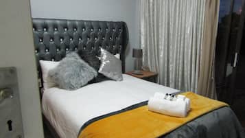 In-room safe, desk, free WiFi