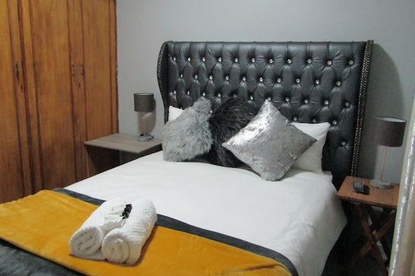 In-room safe, desk, free WiFi