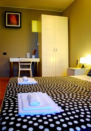Down duvets, individually decorated, individually furnished, desk - B&B Charming House (Barletta)