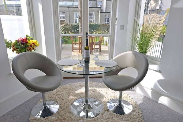 Apartment | In-room dining - Gresham House 1-bed (Eastbourne)