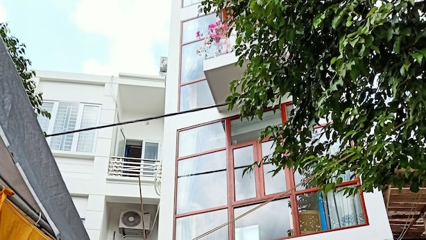 Entrada de un hotel con un cartel que dice "LA SUITE AIRPORT HOTEL".