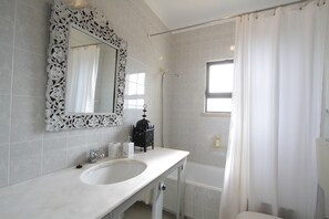 Duschwanne, Haartrockner, Bidet, Handtücher