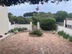 المنطقة المحيطة بالمنشأة