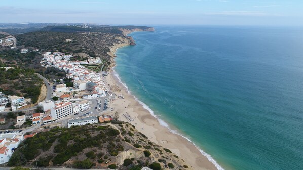 بالقرب من الشاطئ