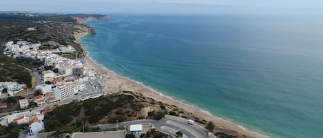 Una playa cerca