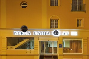 Front of property – evening/night - Nerja Bahía Apartamentos (Nerja)