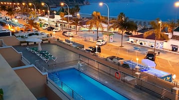 Kolam renang outdoor, dengan payung kolam renang dan kursi berjemur