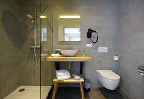 Business Twin Room, City View | Bathroom | Designer toiletries, hair dryer, slippers, towels - Hotel Restaurant Inn Naeldwyk (Naaldwijk)