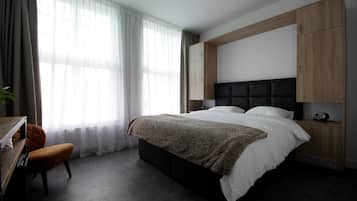 Kamar Double Bisnis | Minibar, brankas, ruang kerja ramah laptop, dan tirai kedap cahaya