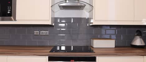 Apartamento | Cocina privada | Frigorífico, microondas, horno y placa de cocina