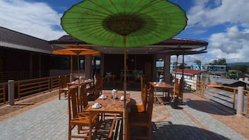 Daily buffet breakfast for a fee