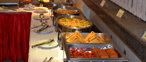 Tägliches kontinentales Frühstück (20 AED pro Person)