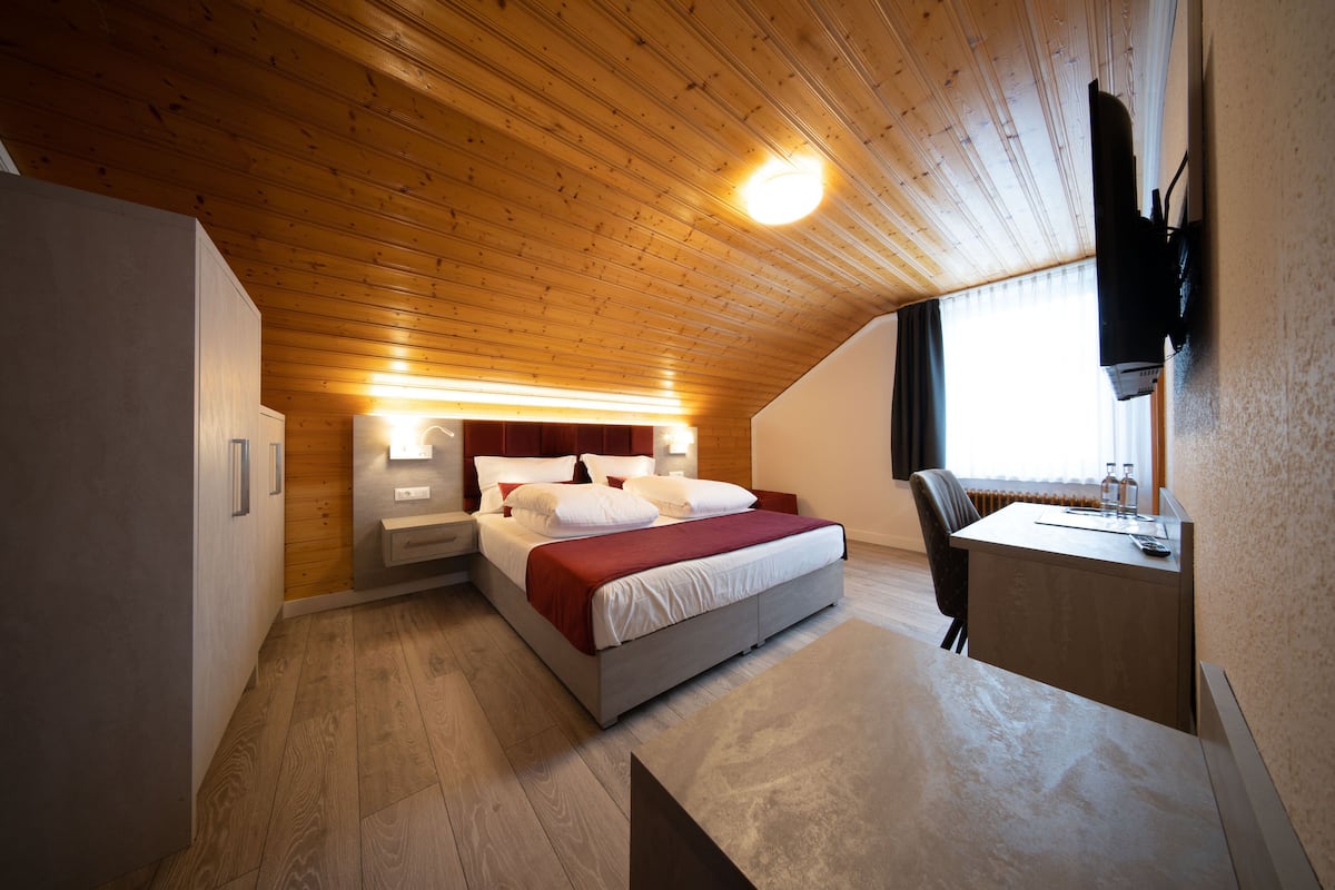 Habitación triple | Escritorio, cunas, wifi gratis y ropa de cama