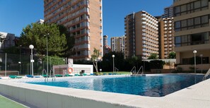 Una piscina al aire libre de temporada
