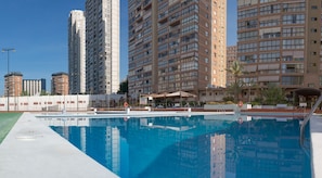 Una piscina al aire libre de temporada