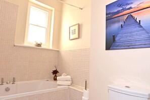 Apartment | Bathroom | Separate bathtub and shower, jetted bath, towels, shampoo