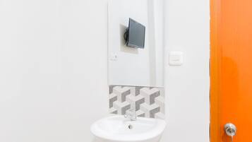 Kamar Double Deluks | Kamar mandi | Shower dan handuk