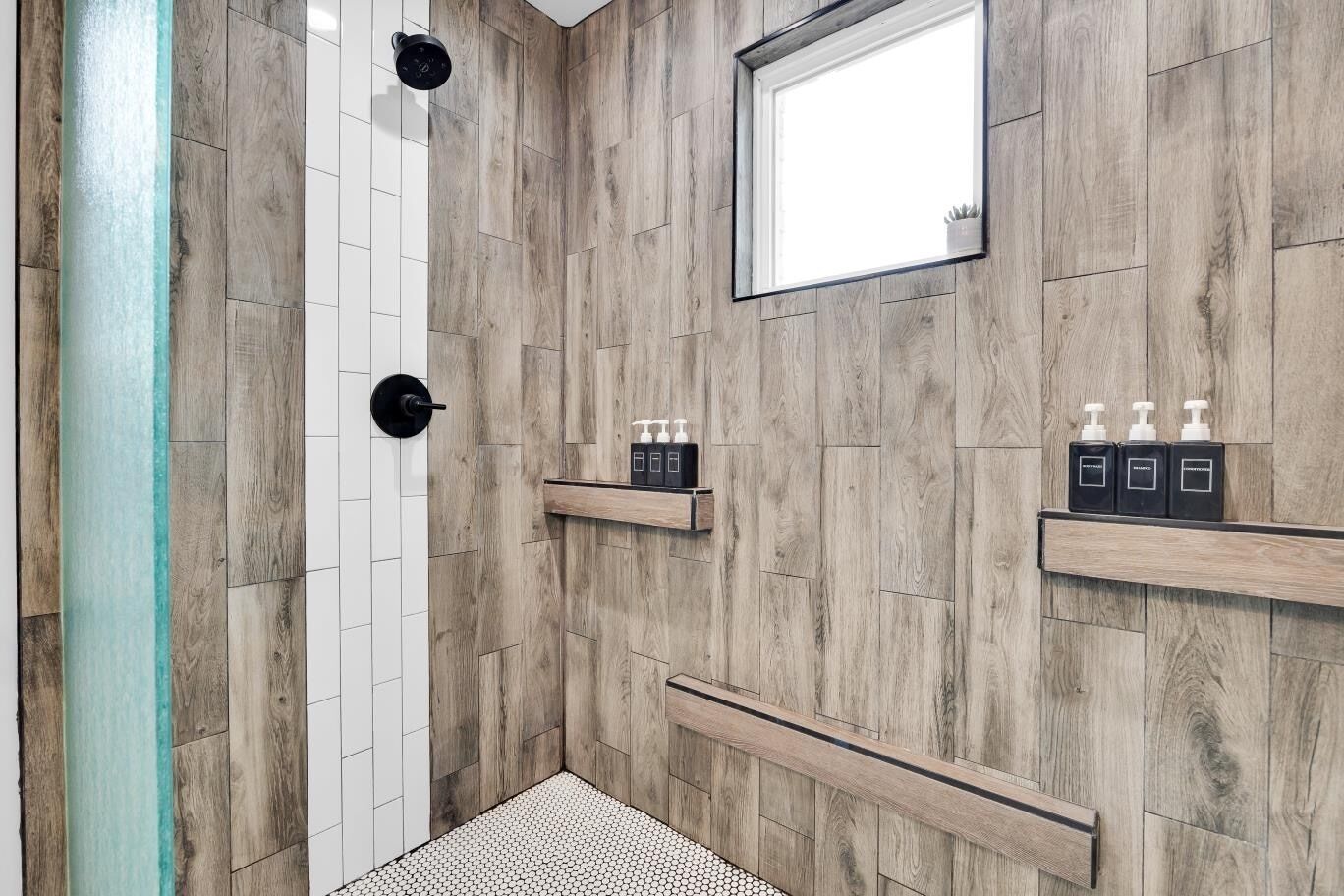 Combined shower/bathtub, hair dryer, towels, soap