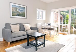 Ferienhaus | Wohnbereich | 40-Zoll-Flachbildfernseher mit Digitalempfang, Fernseher, DVD-Player