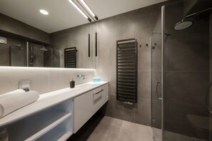 Penthouse | Badezimmer | Dusche, Regendusche, Haartrockner, Fußbodenheizung (Badezimmer)
