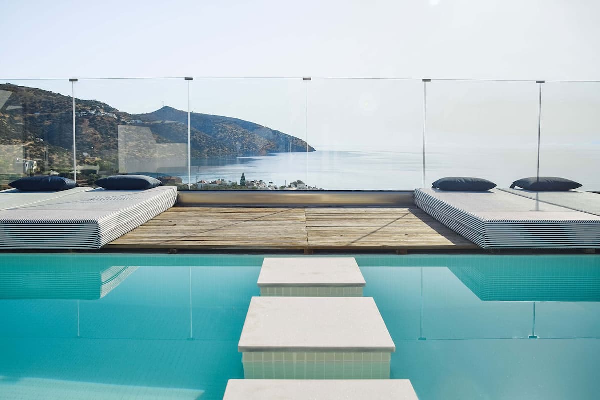 Suite, acceso a la alberca, vista al mar | 1 habitación, caja de seguridad en la habitación y escritorio