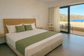 Rom – standard, sjøutsikt | Safe på rommet, skrivebord, lydisolert og strykejern/-brett