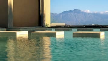 Sesongbasert utendørsbasseng og solsenger