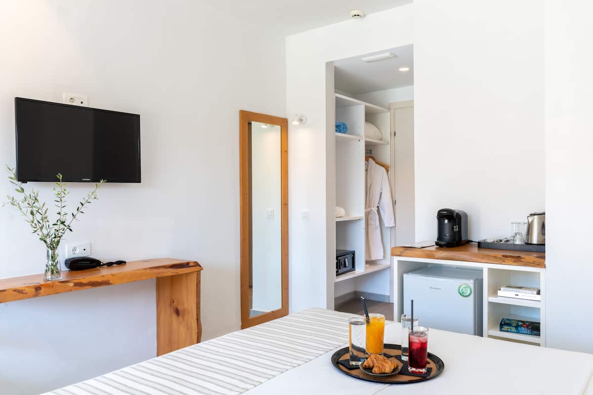 Habitación doble económica | 1 habitación, caja de seguridad en la habitación y escritorio
