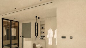 Quarto moderno com cama, armário e banheiro.