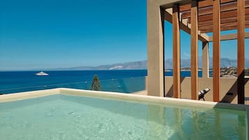 Big Blue Junior Suite Sea View Private Pool | Pool | Außenpool (je nach Saison geöffnet), Liegestühle