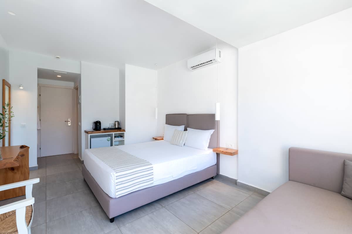 1 habitación, caja de seguridad en la habitación y escritorio