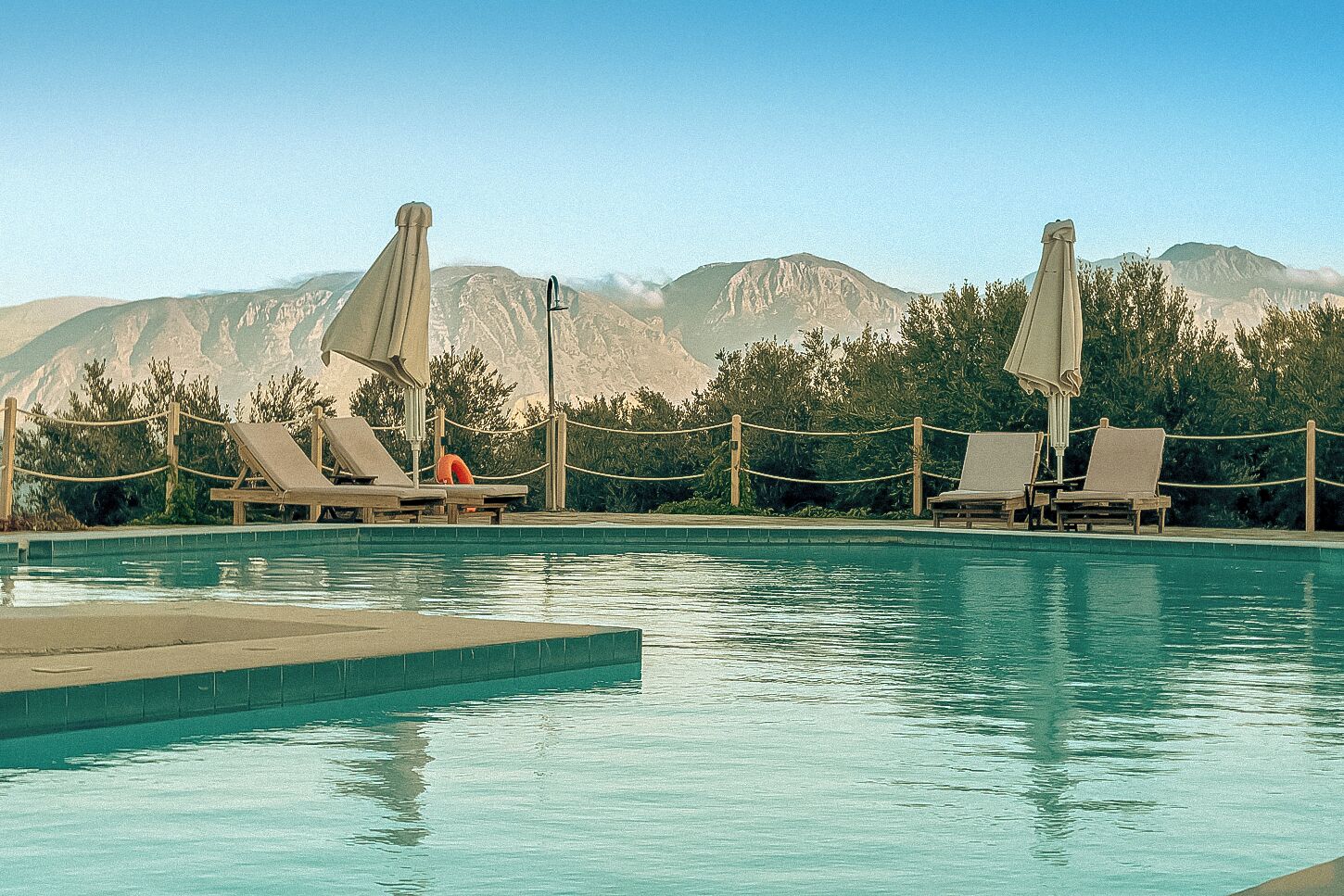 Sesongbasert utendørsbasseng og solsenger