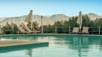 Sesongbasert utendørsbasseng og solsenger