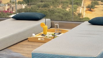 Panorama Junior Suite Sea view Shared Pool | In-room safe, desk, soundproofing, iron/ironing board