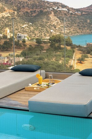 Panorama Junior Suite Sea view Shared Pool | ตู้นิรภัยในห้องพัก, โต๊ะทำงาน, ห้องเก็บเสียง, เตารีด/โต๊ะรีดผ้า