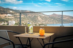 Serenity Sea View Room | Safe på rommet, skrivebord, lydisolert og strykejern/-brett