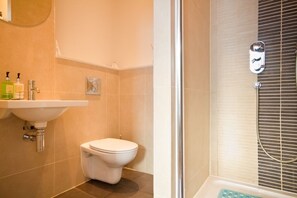 Bañera y ducha independientes, artículos de tocador gratuitos