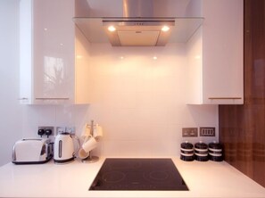 Apartment | Eigene Küche | Großer Kühlschrank, Mikrowelle, Ofen, Herdplatte