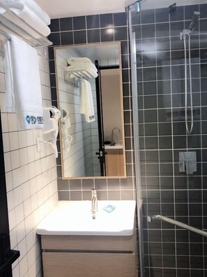 Dusch, gratis toalettartiklar, hårtork och handdukar