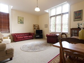 아파트 | 거실 공간 | 케이블 채널 시청이 가능한 47인치 플라스마 TV, TV, DVD 플레이어