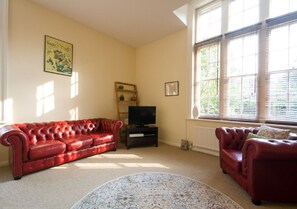 아파트 | 거실 공간 | 케이블 채널 시청이 가능한 47인치 플라스마 TV, TV, DVD 플레이어